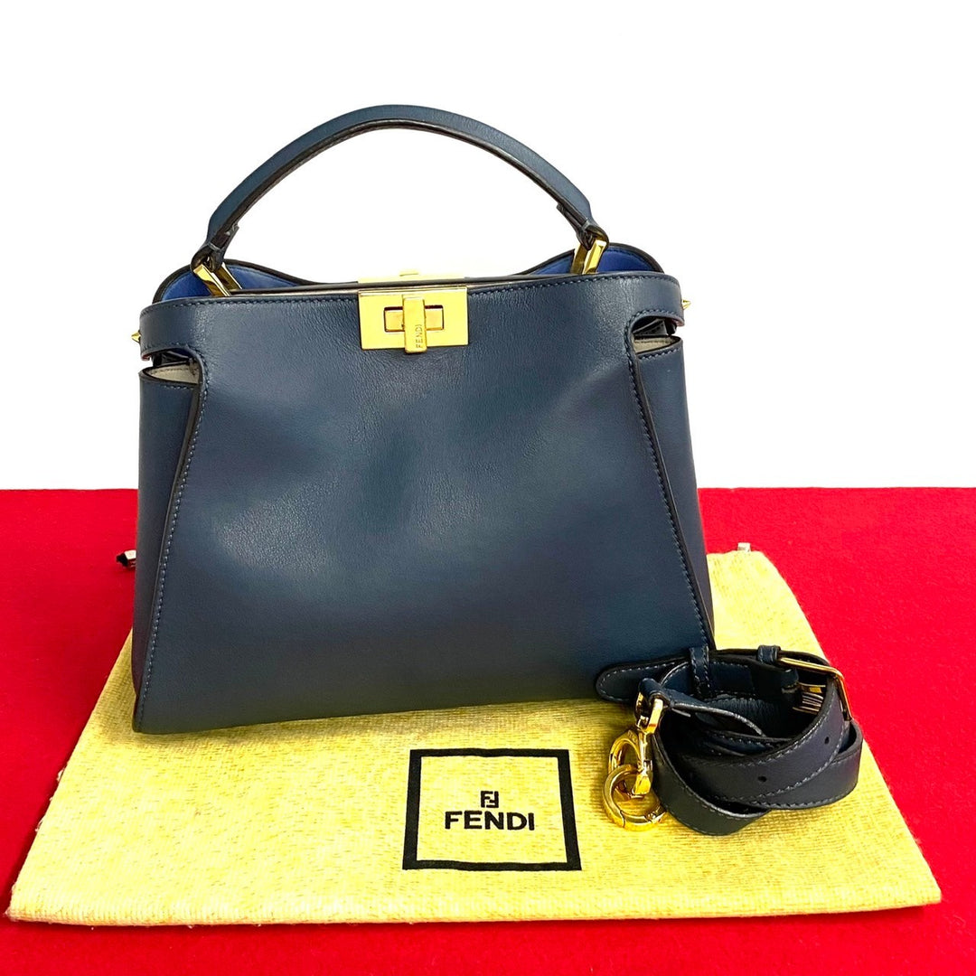 Shoulder Bag Fendi Peekaboo Iconic Essential