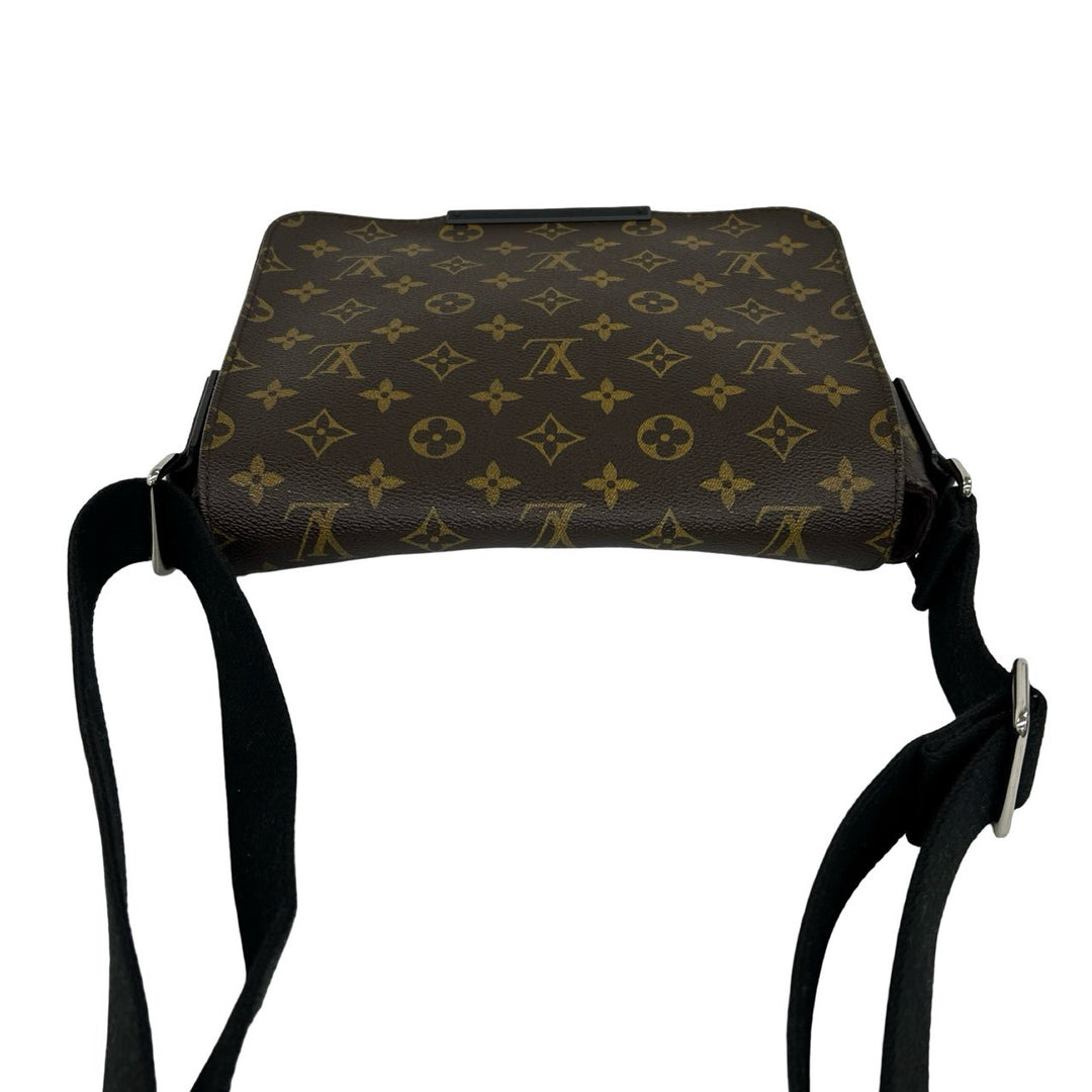 Shoulder bag Louis Vuitton District PM