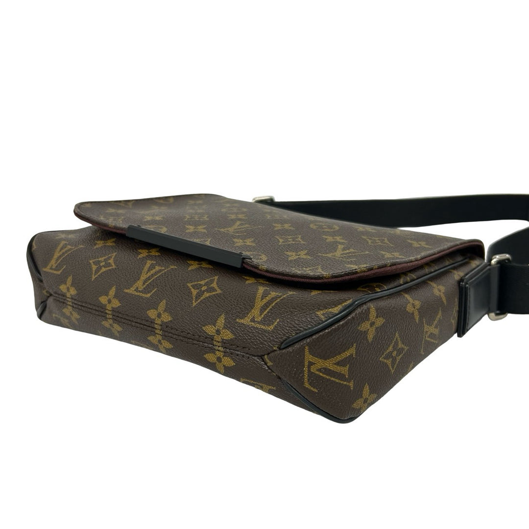 Shoulder bag Louis Vuitton District PM