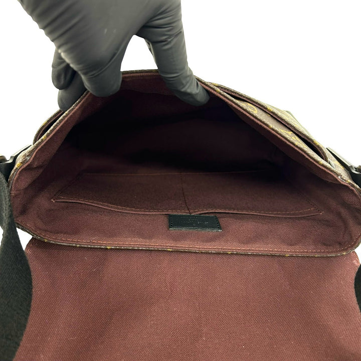 Shoulder bag Louis Vuitton District PM