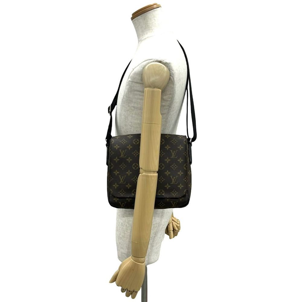 Shoulder bag Louis Vuitton District PM