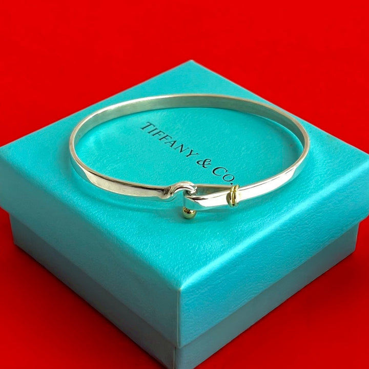blurRubbingTiffany Hook & Eye Bangle