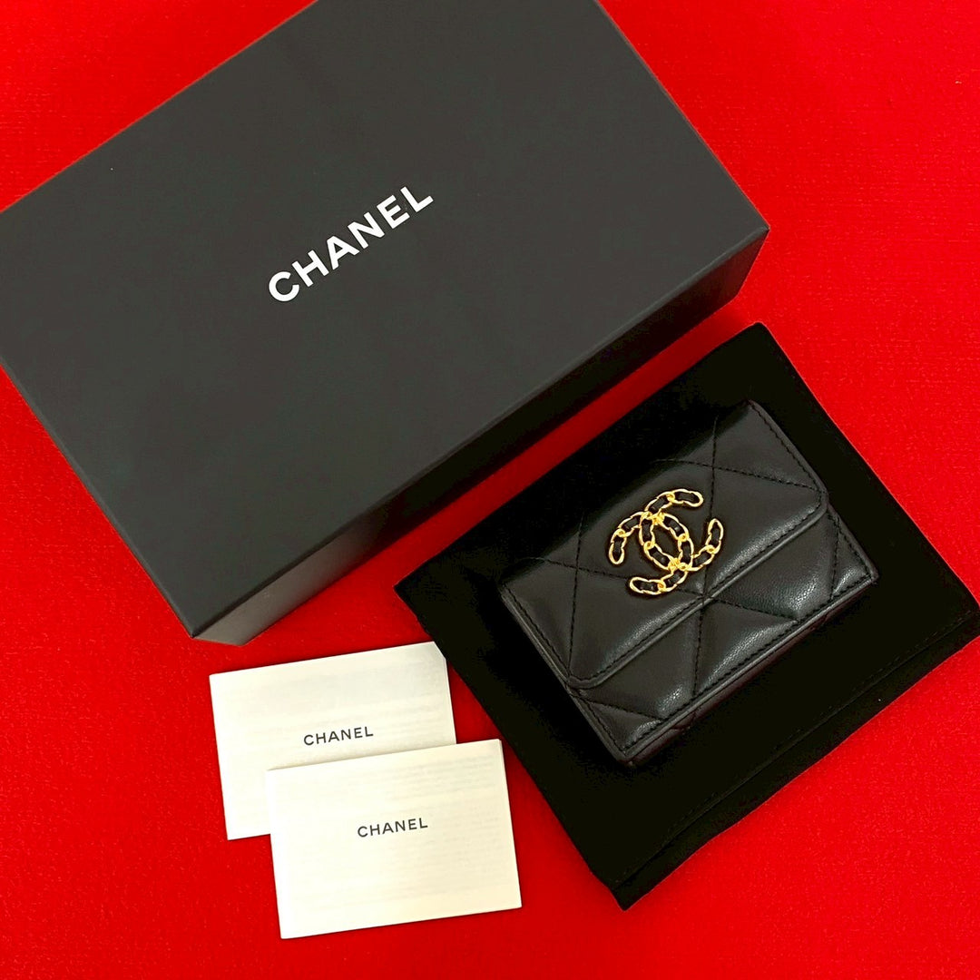 trifold wallet chanel