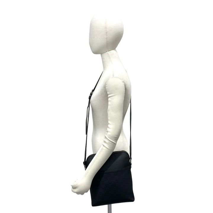 shoulder bag louis vuitton pochette district